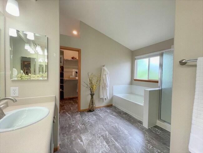 Building Photo - Stetson Hills Spacious Stunner! 4 bed, 3 bath, loft, and 3,100+sqft