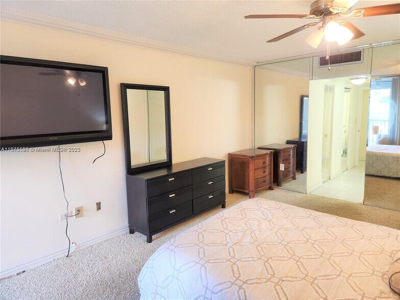 Building Photo - 3375 N Country Club Dr