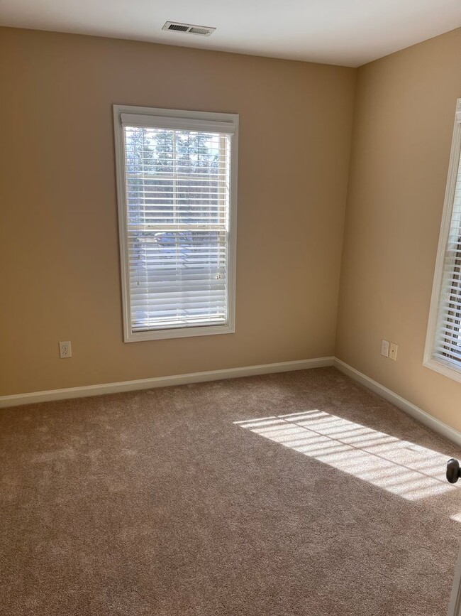 Building Photo - Stunning Townhome in "Prime Cary Location"