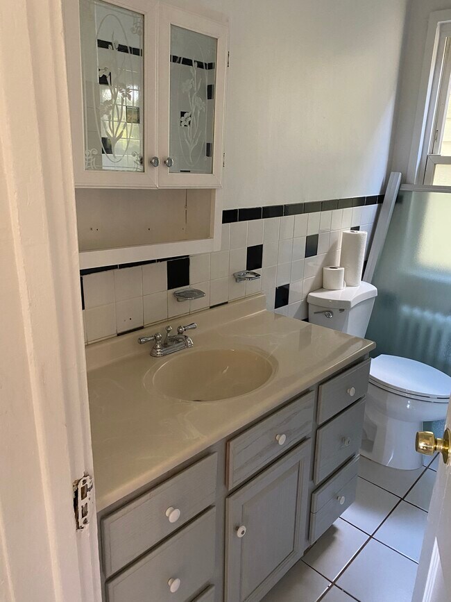 Building Photo - 110 Chauncey Ave