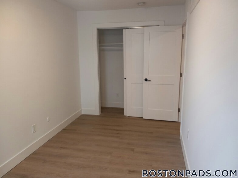 Building Photo - 740 E 7th St