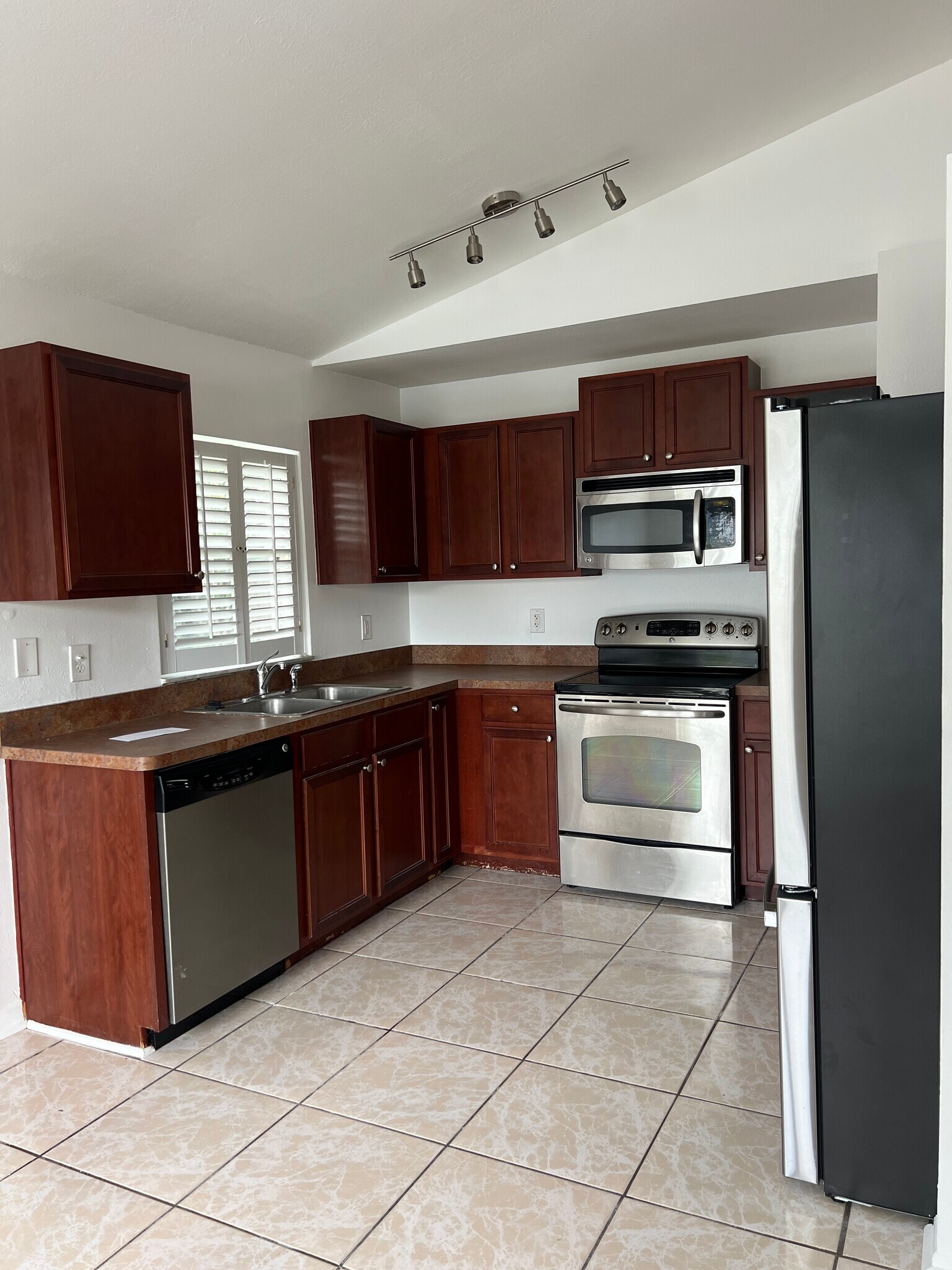 Kitchen - 779 West Lyman Avenue