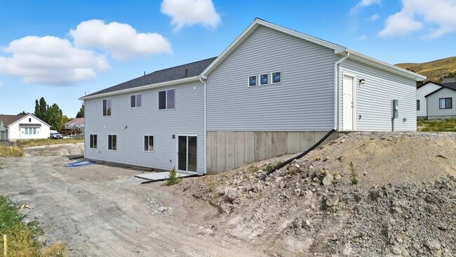 Building Photo - 225 265