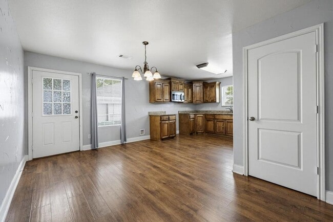 Building Photo - Step into comfort and modern convenience with this charming 3-bedroom, 2-bathroom home in Sherman...