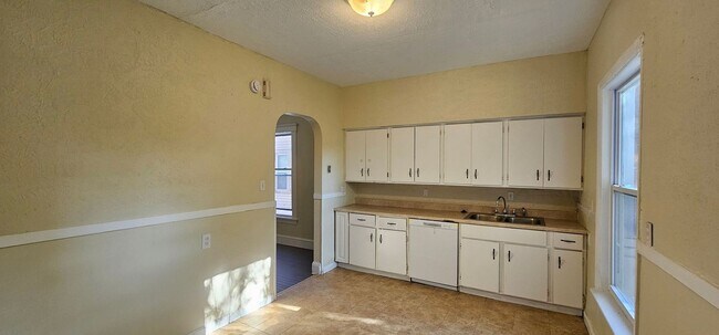 Building Photo - 1280-1280 Marlowe Ave