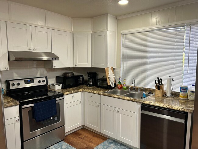 Building Photo - 4BR/3BA located close to Sacred Heart Hosp...
