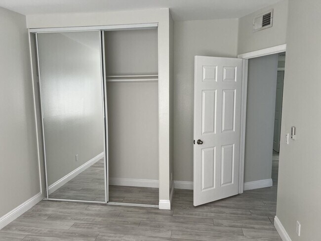 Building Photo - Spacious-Bright 3 Bedroom 2.5 Two story Bathroom Condo