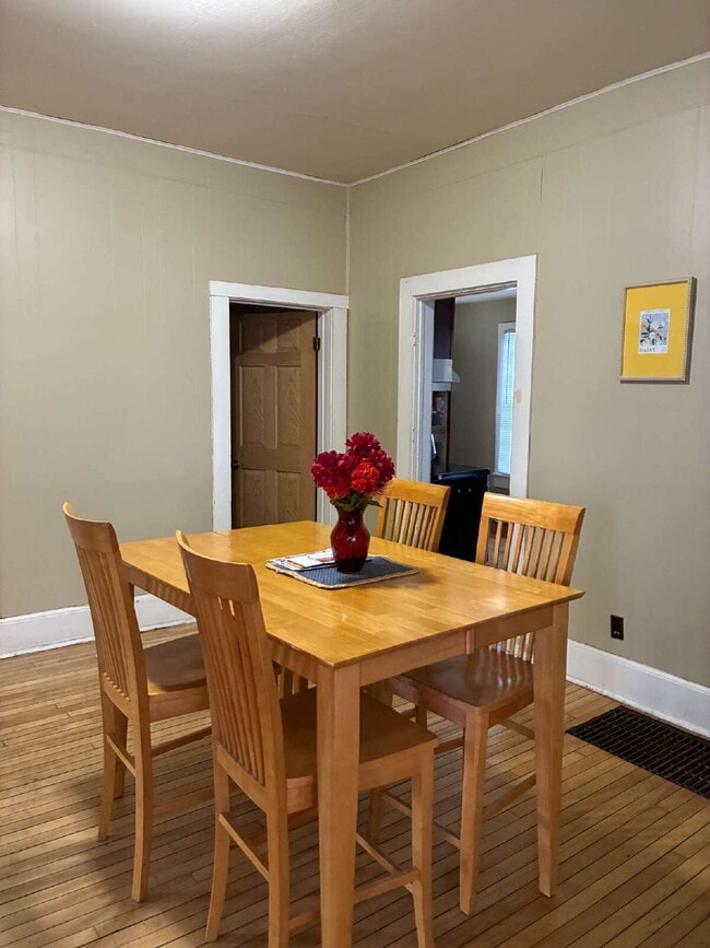 Building Photo - 4 Bedroom, 2 Full Bathroom Home With Central Air & Large Yard