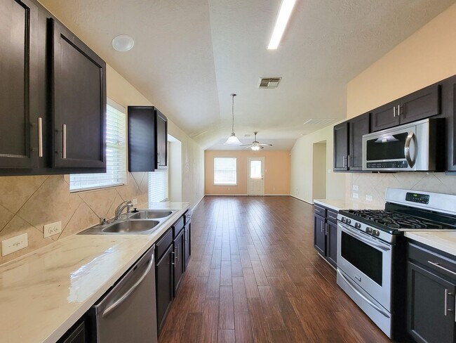 Building Photo - BEAUTIFUL 3 BEDROOM 2 BATH WITH WOOD TILE THROUGHOUT THE HOUSE!