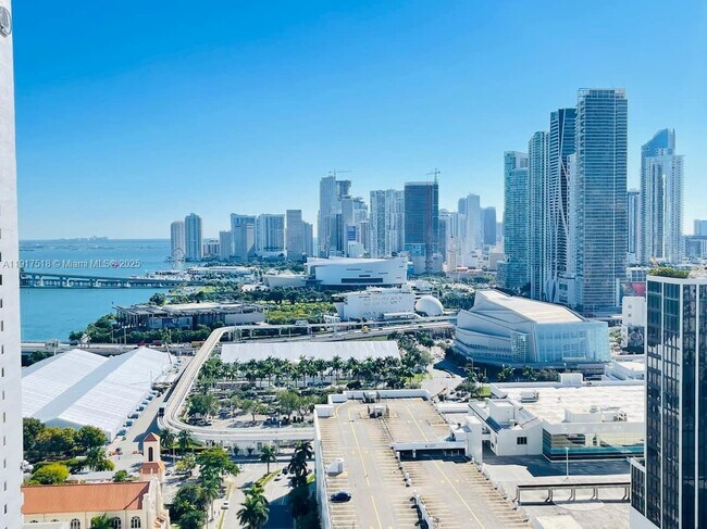 Building Photo - 1750 N Bayshore Dr