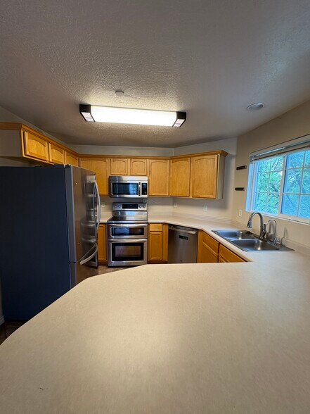 Kitchen - 2093 N Morning Star Dr