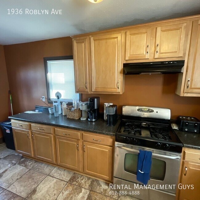 Building Photo - 1936/1938 Roblyn Ave