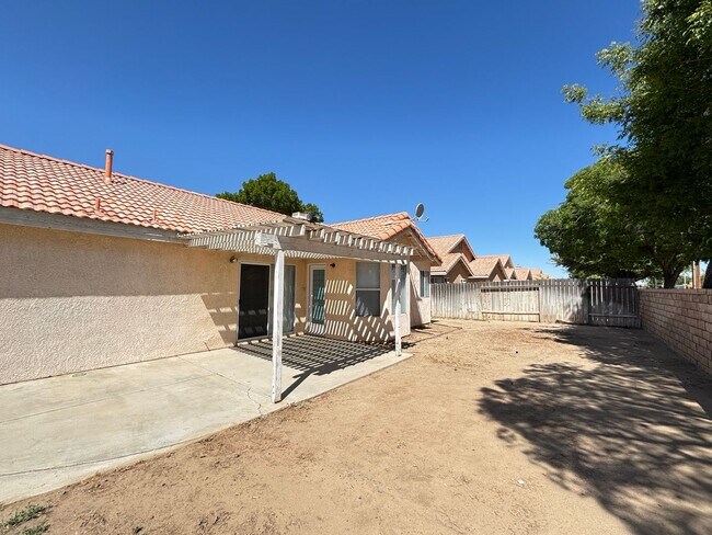Building Photo - Renovated Spacious East Lancaster Single Story Home