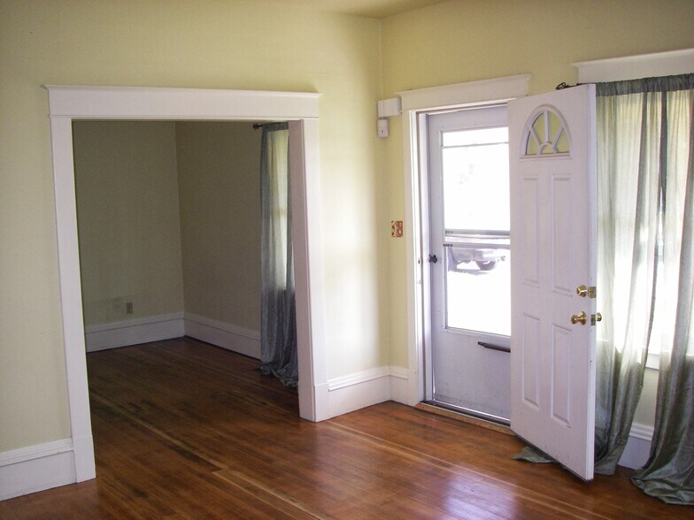 Building Photo - 117 E Dalton Ave