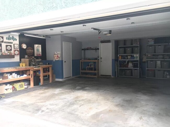 Building Photo - Bellflower Townhome