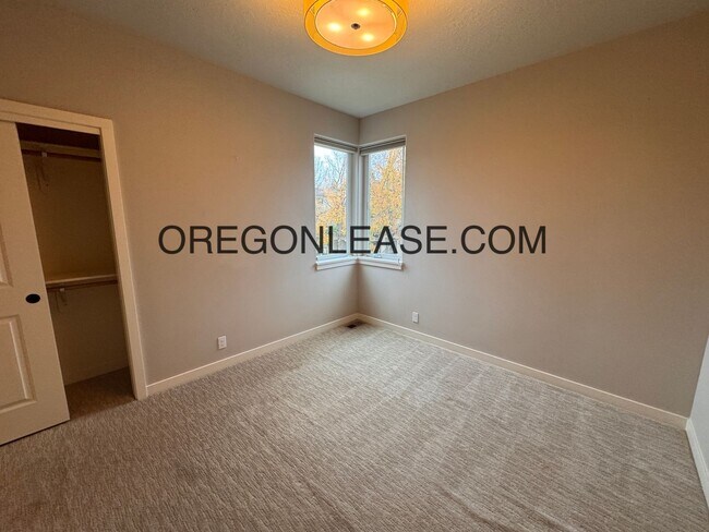 Building Photo - 3 Bedroom 3 bath Crescent village home