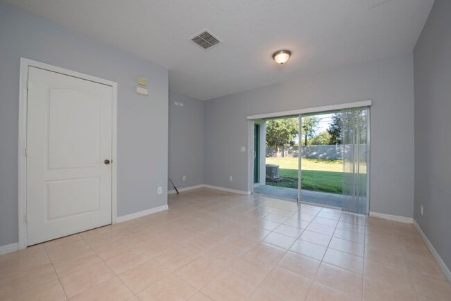 Building Photo - 2 Bedroom /2.5 bathrooms Town House. Just ...