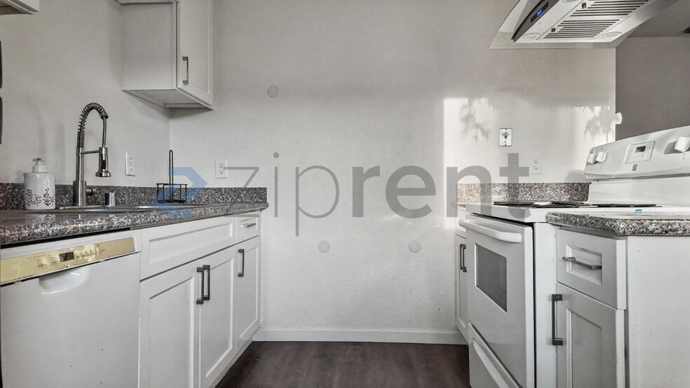 Building Photo - Unit D