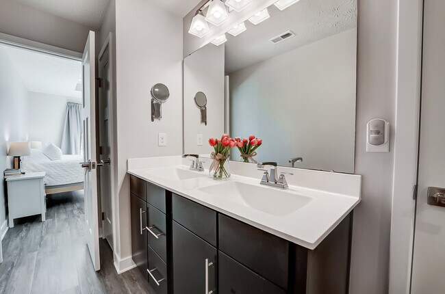 Building Photo - 7905 Pinnacle Point Dr