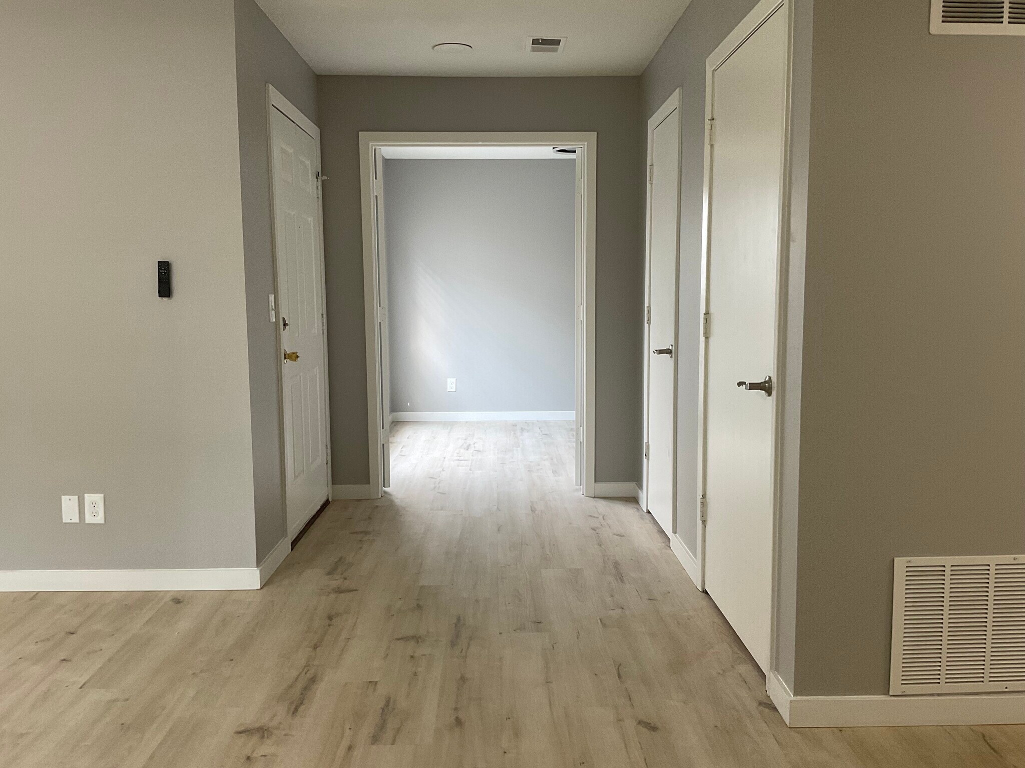 Hallway to the second bedroom. Both bedrooms are totally separated - 12743 W 110th Ter