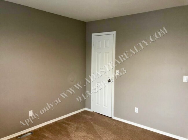 Building Photo - Beautiful 3 Bedroom Duplex in Olathe-Avail...