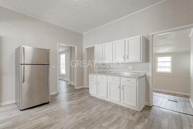 Building Photo - 218 N Lee St