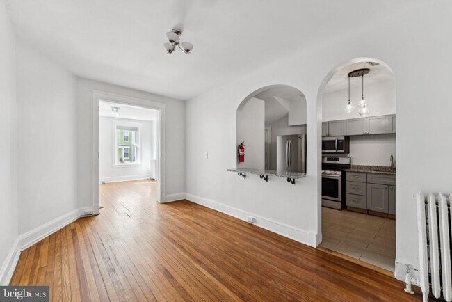 Building Photo - 621 Kenyon St NW