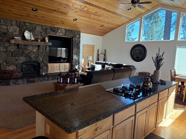Building Photo - Large furnished mountain home