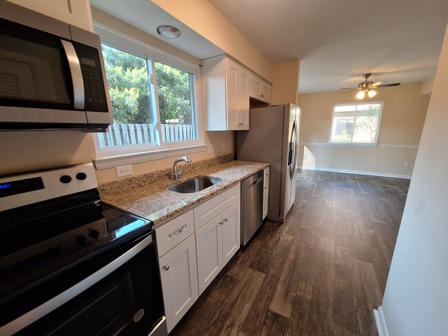 Building Photo - Remodeled Townhome