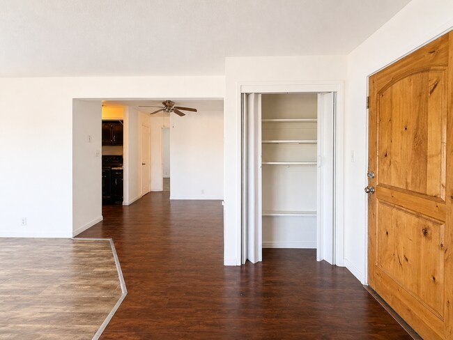 Building Photo - West Valley Condo with Prime Location in West Valley!
