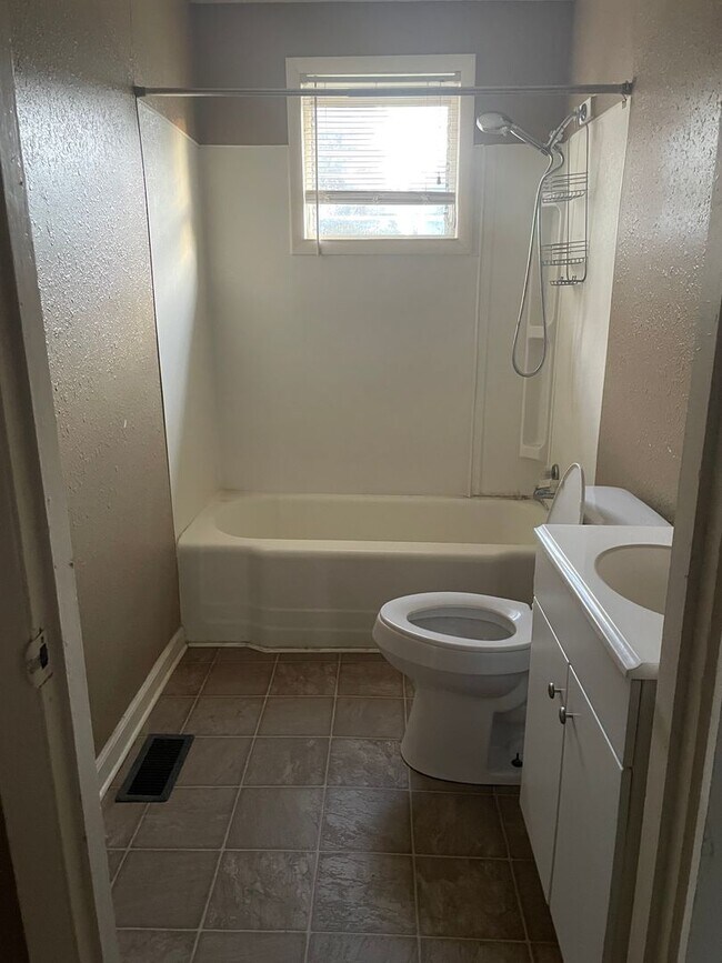 Building Photo - MOVE IN SPECIAL!! LIMITED TIME ONLY!! FIRST MONTH FREE!