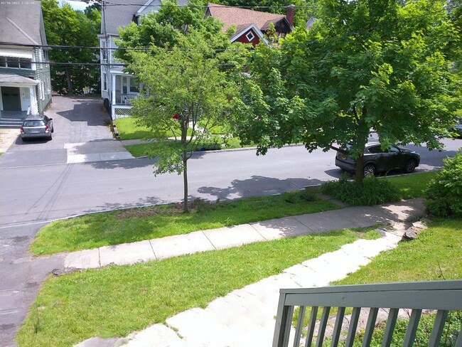 Building Photo - Available 6/1/2026 Charming Home With Priv...