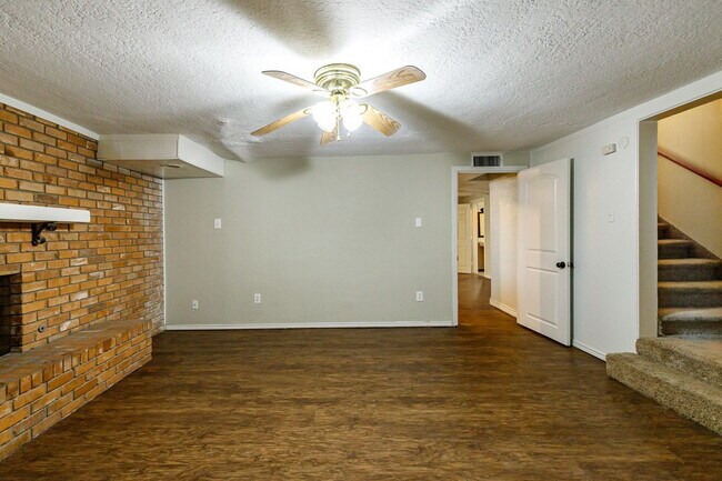 Building Photo - 3 bedroom less than 1 mile from Tech
