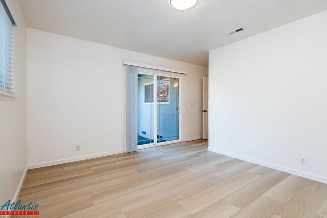Building Photo - Beautiful & Spacious Home | LVP Flooring |...