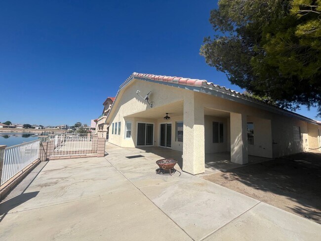 Building Photo - Lake front 3 bed 2 bth home in Helendale!