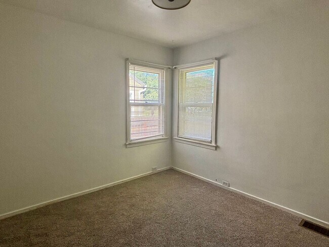 Building Photo - 3 bedroom 2 bath home centrally located!