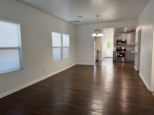 Building Photo - Gorgeous 3 bedroom 2 bathroom home