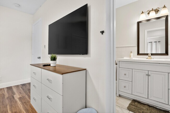 Building Photo - 1761 NE 55th St