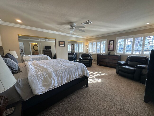 Building Photo - 4-bedroom, fully furnished custom home wit...