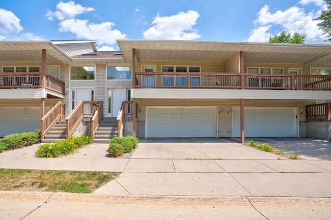 Building Photo - Woodridge Estates Townhomes