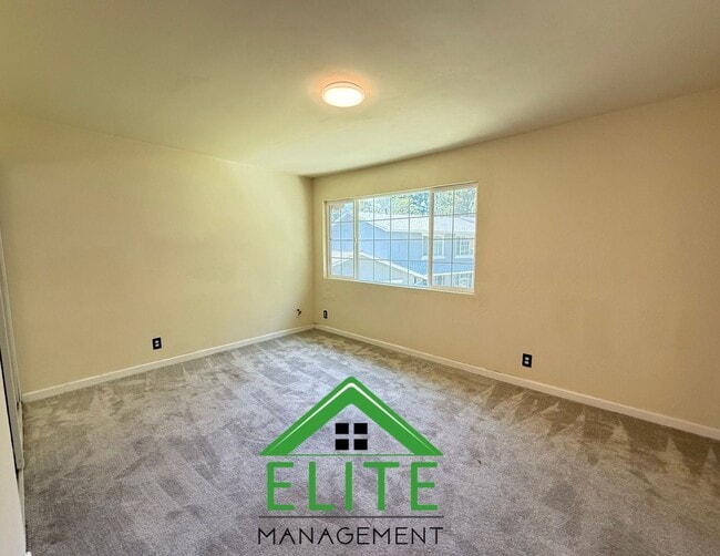 Building Photo - Charming and Updated Townhome in the Heart...