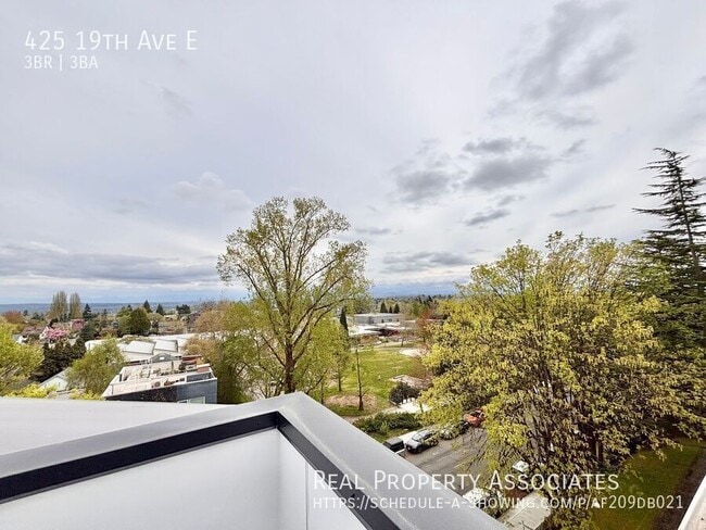 Building Photo - 425 19th Ave E
