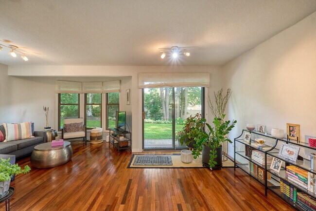 Building Photo - "Charming 3-Bed Townhouse with Scenic View...