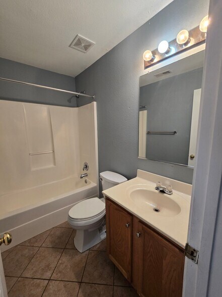 Building Photo - 15200 Fern Hollow Ct