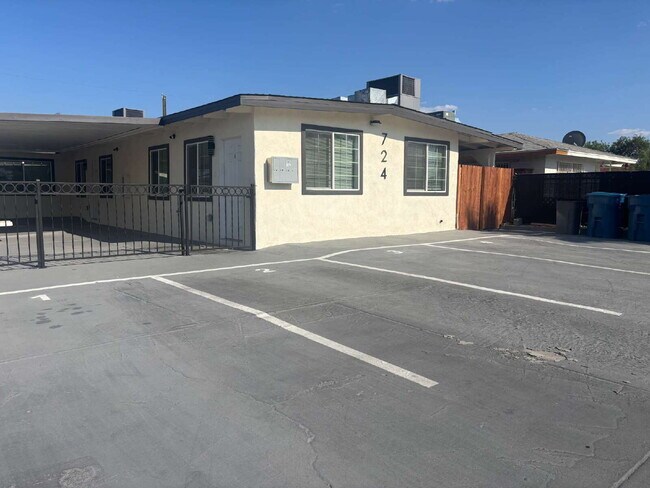 Building Photo - Fully remodeled and spacious 2 bed/2 bath with a den available- Las Vegas