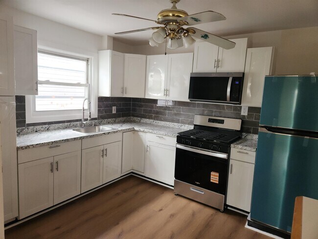 Building Photo - 71 Linnet St