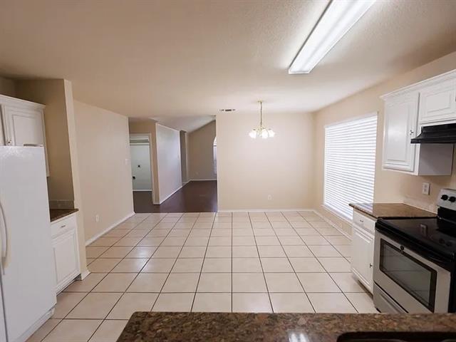 Building Photo - 2421 Collier Dr