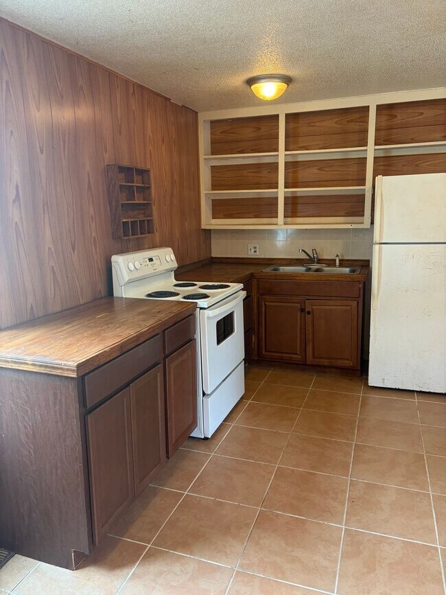 Building Photo - 2 BEDROOM 1 BATH HOUSE, WITH CENTRAL HEAT & AIR, ALL ELECTRIC, FENCED YARD. APPLICATION AND PET F...