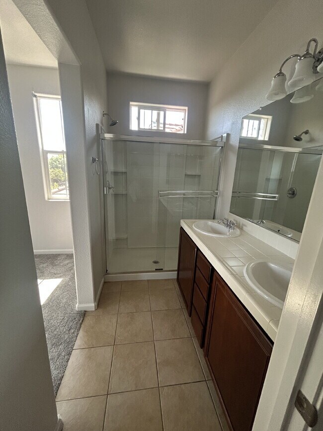 Building Photo - Beautiful 2 bd 2 bath Condo in Folsom