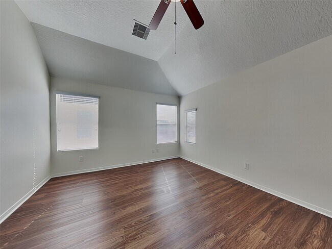 Building Photo - 16973 Scenic Knoll